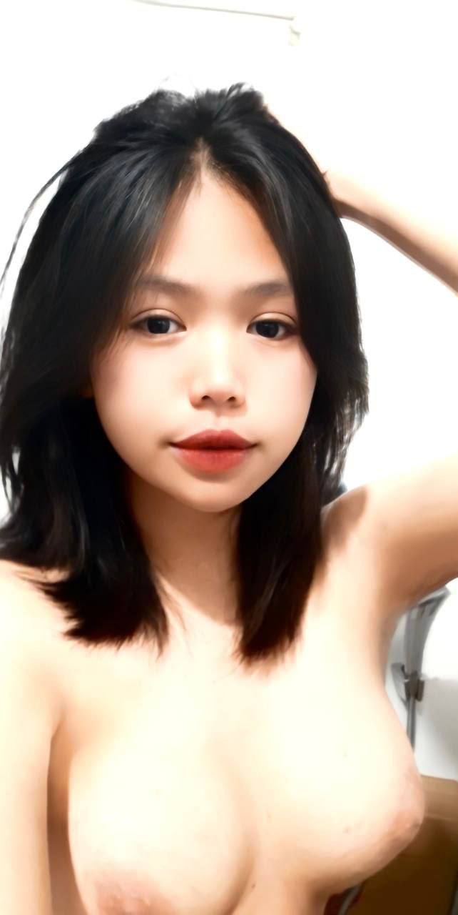 Đang chụp ảnh khiêu dâm thì bị... địt